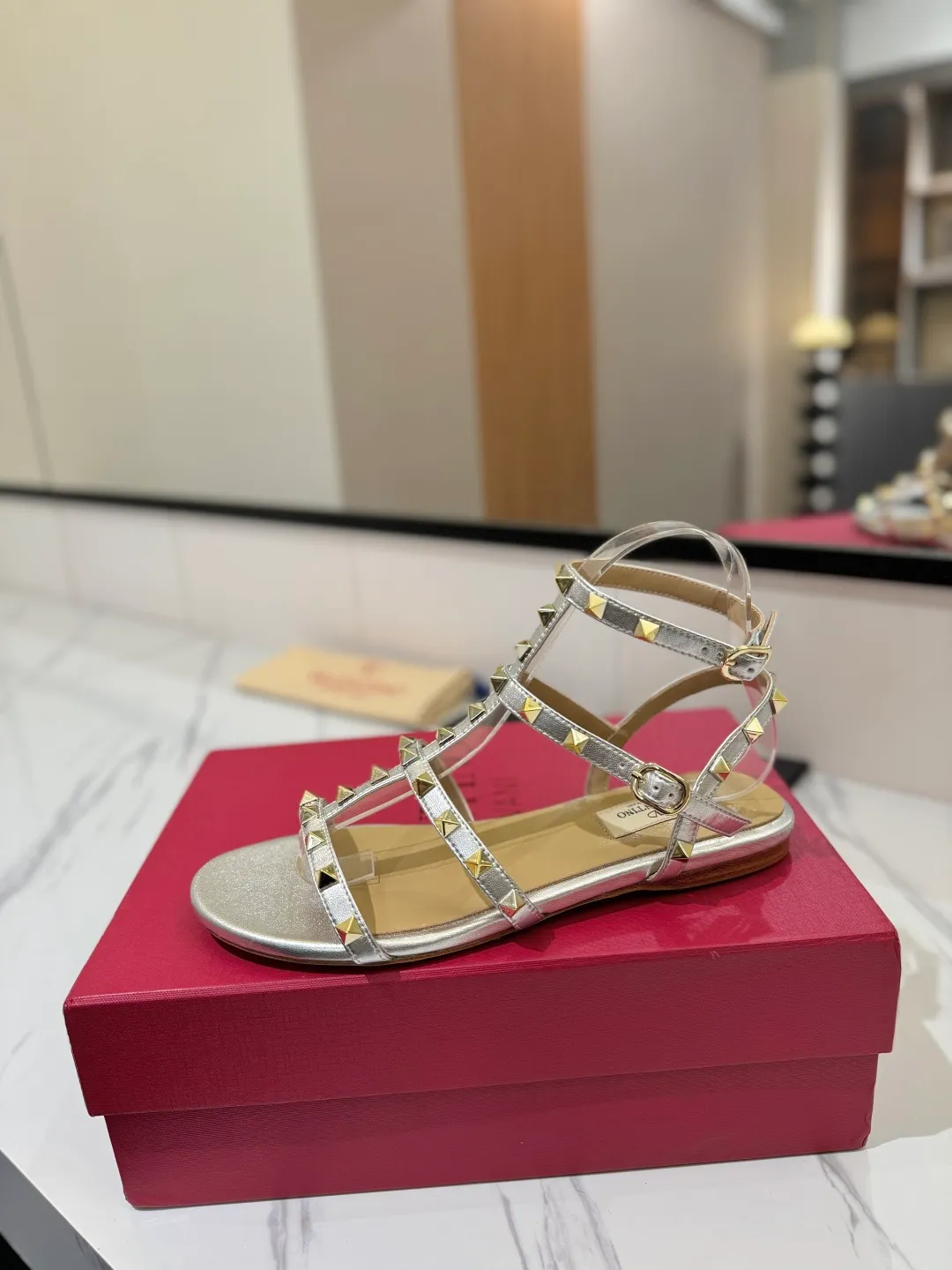 👟👟Ex-factory price 520👟👟 Valentino/Valentino rivet VT classic ankle-wrap rivet sandals, timeless 🆕 deeply rooted in people's hearts❤️A must-have item that never goes out of style🫰top replica! The side curves are perfect, the original molded custom-made rust-free rivets, and the textured hardware bring out a full sense of high-end, giving you a genuine foot feel! The first choice for high-end customers❤️ [Material] Upper: Original imported customized cowhide Inner lining: Original imported goatskin Outsole: Imported pearlescent leather outsole Code number: 35-39 [34, 40, 41, 42 are custom-made and cannot be returned or exchanged]